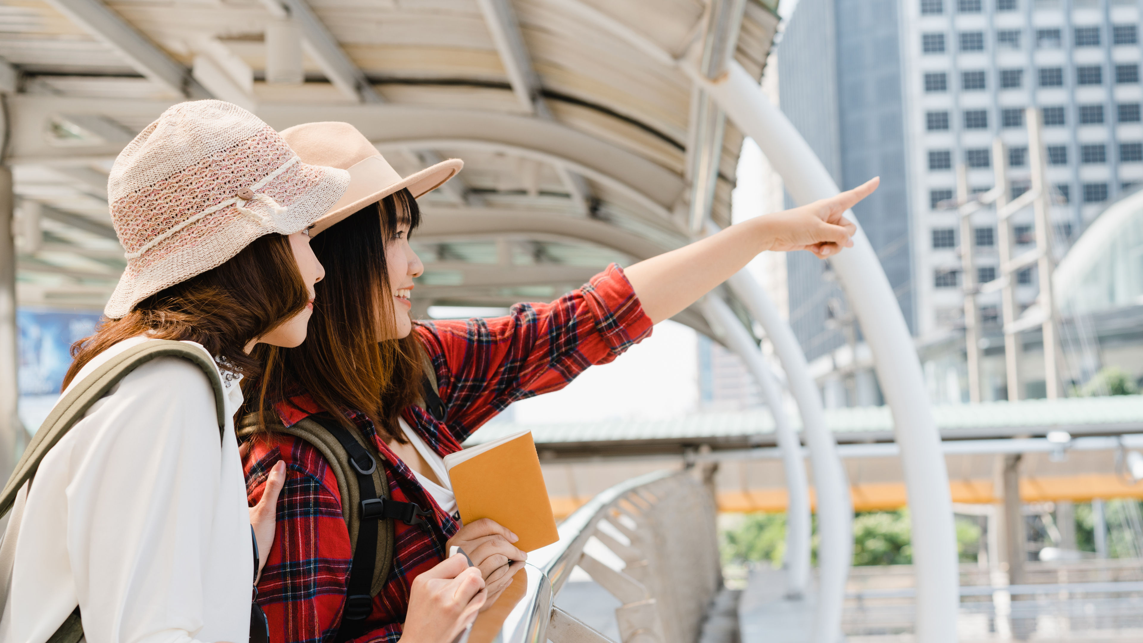 2 backpackers on a tour in the city 