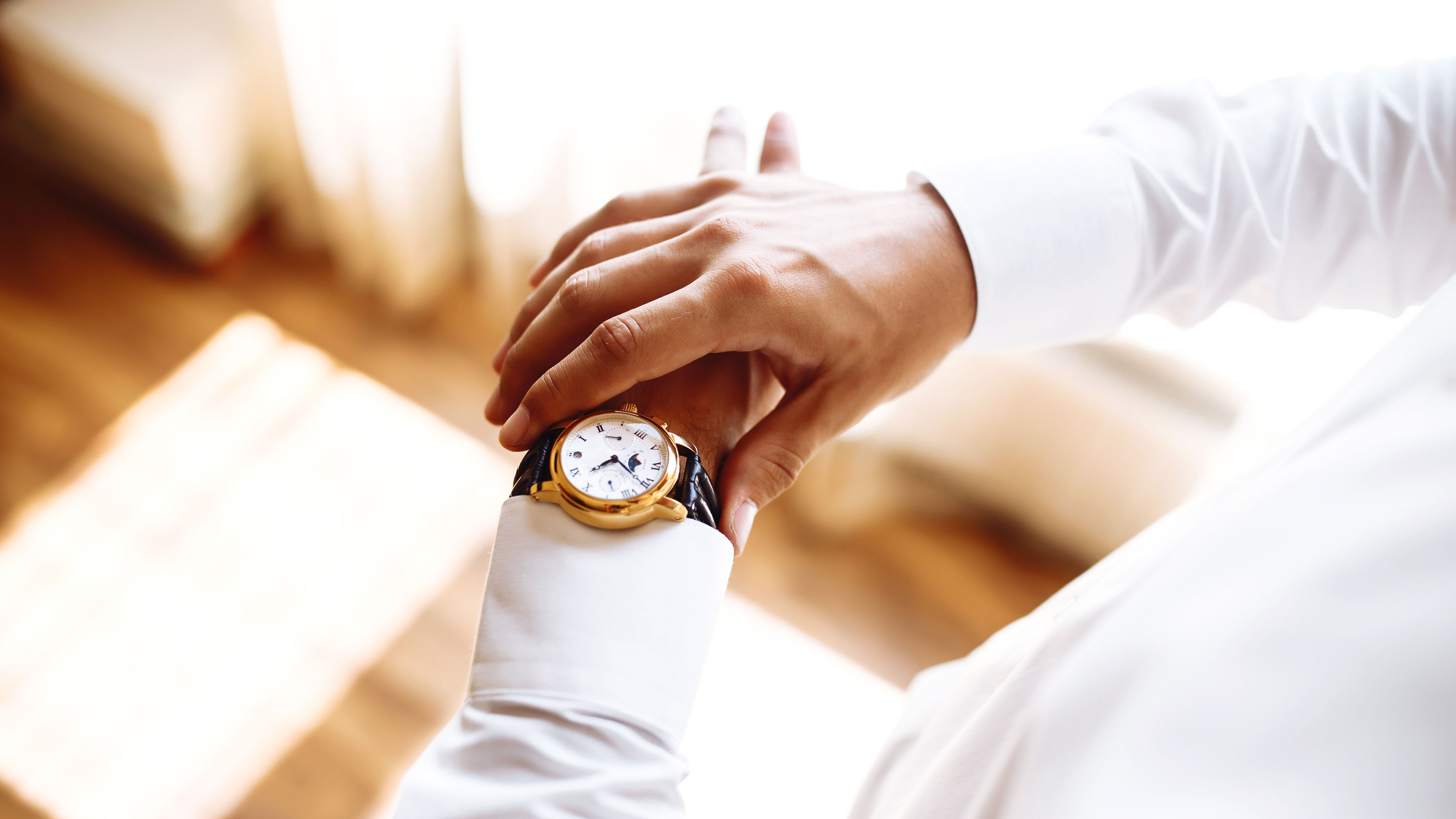 Man wearing a stylish piece of wristwatch 