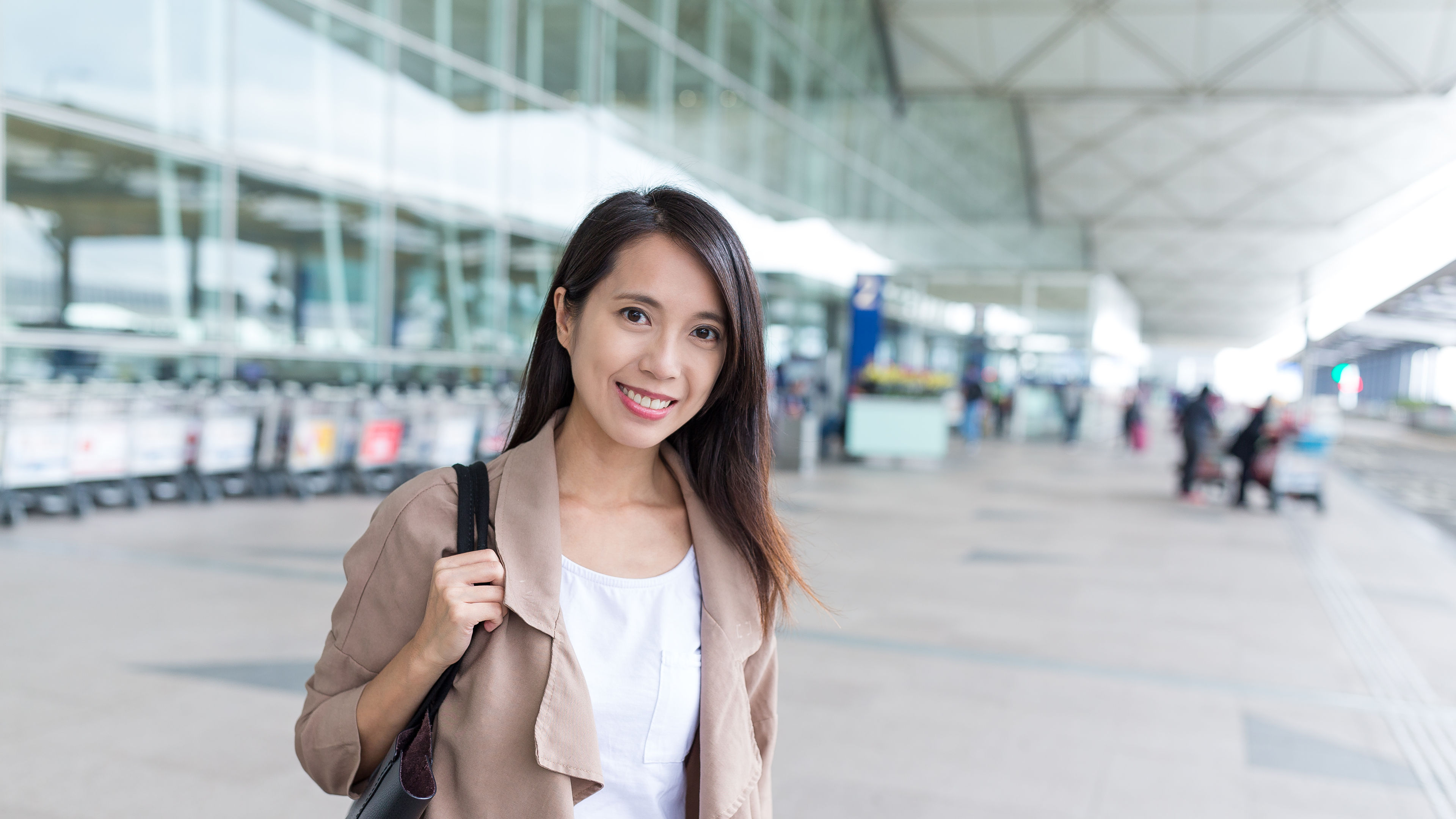 A young woman travels, exploring cities, nature, and culture with boundless curiosity. 